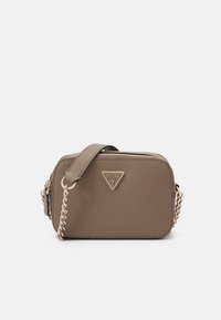 Borsa a tracolla rettangolare color cuoio con finitura testurizzata, tracolla a catena dorata e un prominente logo triangolare sul davanti. Dettaglio di chiusura con cerniera.