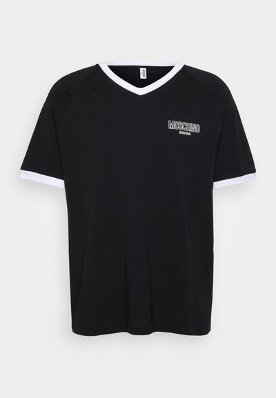 T-shirt preta com decote em V e acabamento branco, apresentando um pequeno logotipo no lado esquerdo do peito. Feita de tecido suave com um corte descontraído.