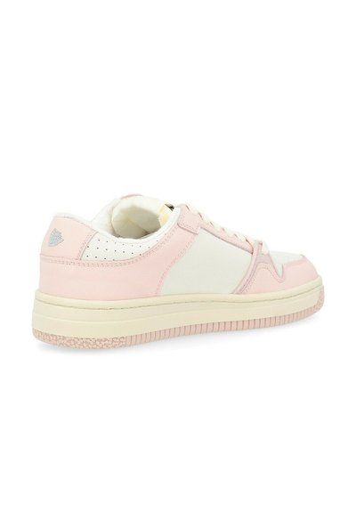 Baskets basses en cuir blanc et rose clair, présentant une semelle texturée, des détails perforés et des accents cousus en forme d'étoile.