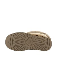 Suela de bota en tono marrón claro con un diseño de dibujo, que presenta estrías y ranuras para mayor tracción. Forro interior suave visible en el borde. Material de goma duradero.