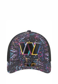 Schwarze Mütze mit einem bunten Spritzmuster und einem strukturierten "W"-Logo in lebhaften Farben. Mit gebogenem Schirm und verstellbarem Rücken.