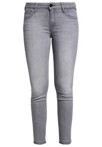 Vaqueros skinny grises hechos de denim. Sus características incluyen un cierre frontal con botón, cinco bolsillos y un dobladillo ligeramente deshilachado. Textura suave.