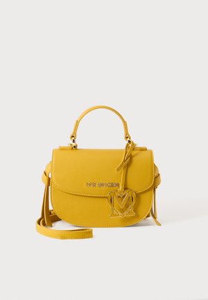 Sac à main jaune Love Moschino avec poignée supérieure, longue bandoulière et breloque logo métallique en forme de cœur sur le rabat avant.