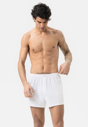 Witte katoenen boxershorts met een elastische tailleband. Voorzien van een gladde textuur, een losse pasvorm en een enkele knoopsluiting aan de voorkant.
