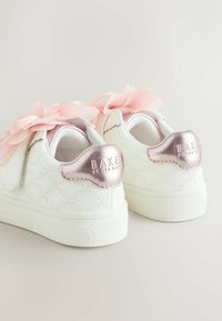 Valkoiset tennarit, joissa on kukkakuviointi, metallinhohtoinen ruusukultainen kantapää, kohokuvioitu pinta ja teksturoitu kumipohja; varmistettu tarranauhalla.