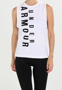 Débardeur blanc de sport avec texte vertical noir "UNDER ARMOUR". Le matériau est lisse, avec une coupe décontractée et un col rond.