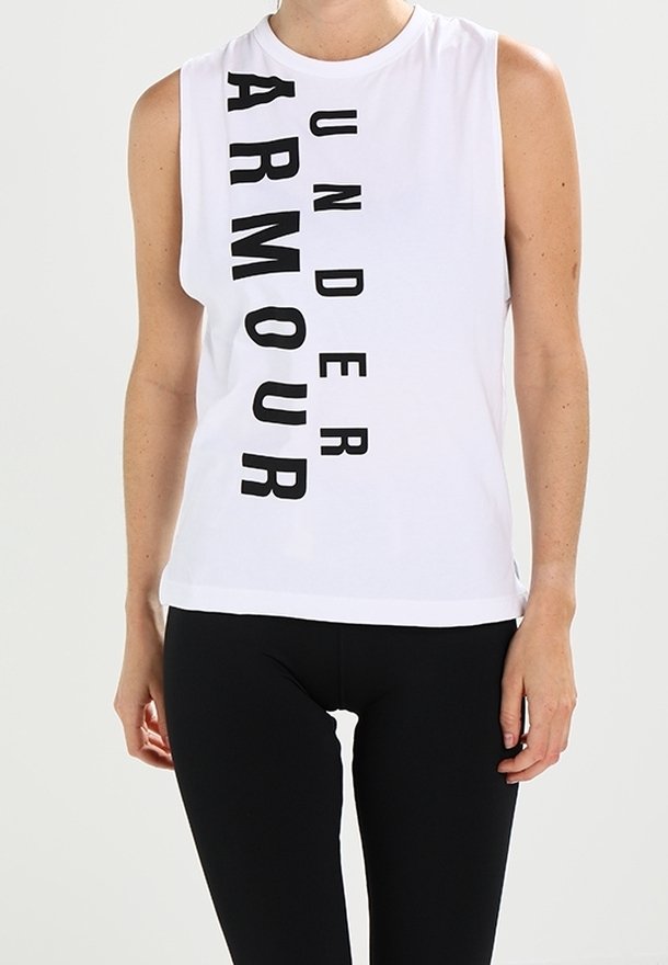 Débardeur blanc de sport avec texte vertical noir "UNDER ARMOUR". Le matériau est lisse, avec une coupe décontractée et un col rond.