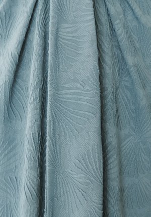 Tejido texturizado en un suave tono azul, con un patrón en relieve de hojas que presenta sutiles variaciones en profundidad y sombra.