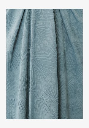 Soehke kanga pehmeas sinises toonis, millel on reljeefne lehe muster koos peente sügavuse ja varjude muutustega.