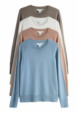 Vier gefaltete Rundhalspullover in Blau, Beige, weißem Zopfmuster und Braun, gestapelt mit sichtbaren Etiketten am Hals, auf denen "The Set" und die Größe Medium steht.