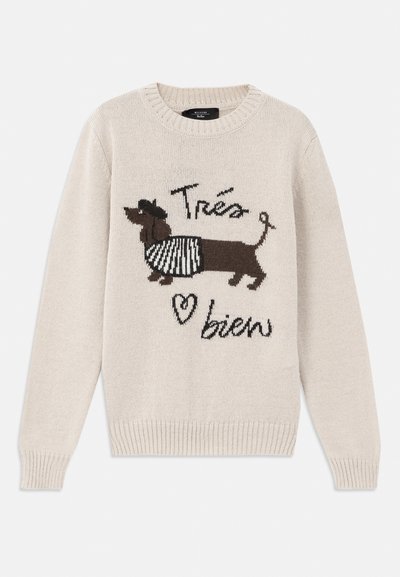Beige knitted sweater featuring a dachshund design with a striped scarf. Text reads "Très bien" in a playful font. Ribbed cuffs and hem.