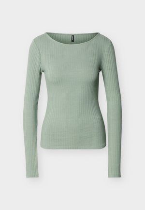 Ανοιχτό πράσινο ριμπ πουκάμισο με μακριά μανίκια, εφαρμοστό, με στρογγυλή λαιμόκοψη, παρουσιάζεται σε λευκό φόντο.