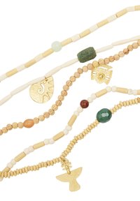 Zestaw naszyjników z koralików, zawierający drewniane koraliki w naturalnych odcieniach, akcenty z zielonego kamienia oraz charmsy w odcieniu złota z różnorodnymi wzorami.