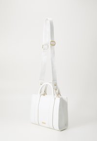 Borsa strutturata bianca con doppi manici superiori, una tracolla removibile, dettagli in metallo dorato e cuciture lungo i lati.