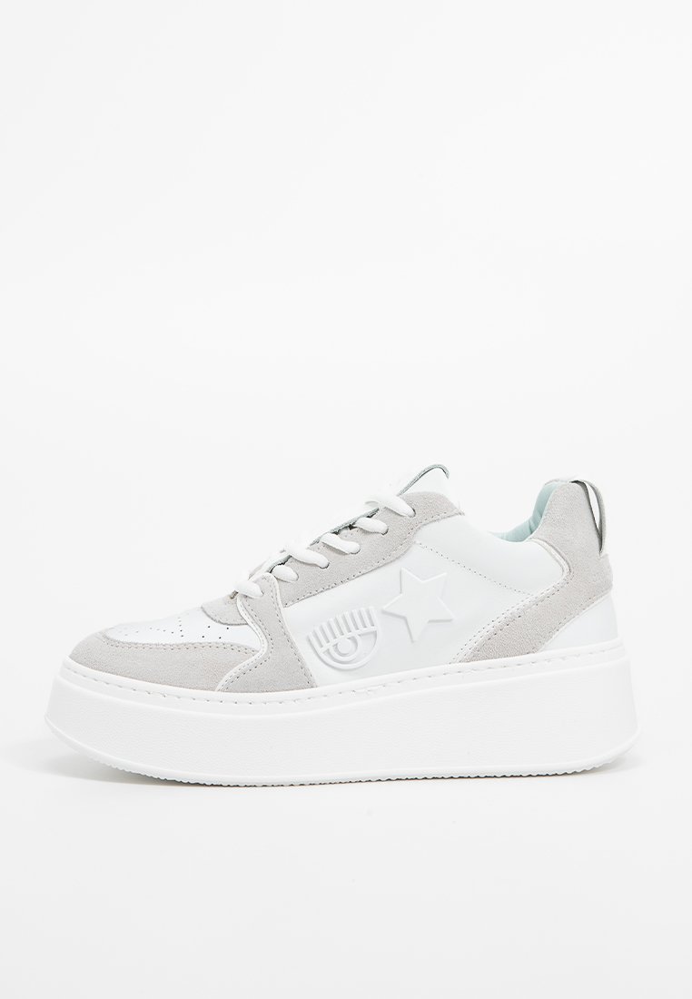 Las zapatillas de plataforma en blanco y gris cuentan con una parte superior de cuero suave, acentos de ante, un diseño decorativo de estrella y ojos. Suela de goma gruesa.