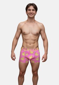 Lyserøde boxer shorts med mønster af gule gummidyr, med en mærke-elastisk talje, der er mærket "MR UKKO." Blødt, strækbart stof.