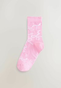 Calzini crew rosa con un motivo di testo scritto a mano bianco e giocoso e un dettaglio arricciato al polsino in cima. Tessuto morbido e elasticizzato.