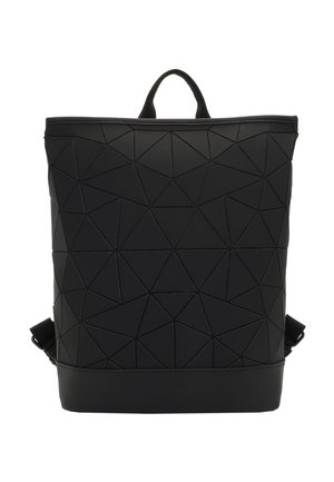 Zwarte rugzak met een geometrisch patroon, gemaakt van een gestructureerd materiaal. Voorzien van een bovengreep en verstelbare banden. Strak ontwerp en rechthoekige vorm.