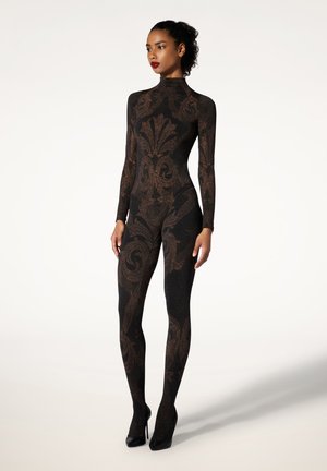 Bodycon nero con un motivo floreale dorato testurizzato, scollatura alta, maniche lunghe e una finitura liscia. Indossato con décolleté neri.