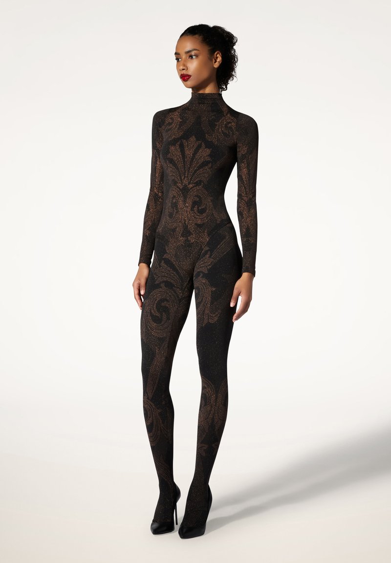 Sort tætsiddende bodystocking med et struktureret gyldent blomstermønster, høj halsudskæring, lange ærmer og en glat overflade. Båret med sorte stiletter.