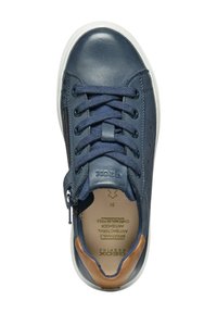 Sneakers in pelle blu navy con lacci in tessuto a trama, cerniera laterale, suola bianca e dettaglio marrone sul tallone. Presentano un design traforato sui lati.