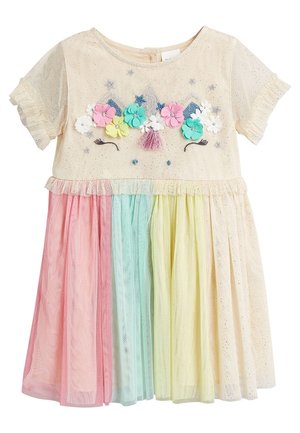 Kremowa sukienka z krótkim rękawem z tiulowym dołem w kolorach różowym, niebieskim, żółtym i kremowym, ozdobiona twarzą jednorożca, haftowanymi kwiatami oraz błyszczącymi akcentami.