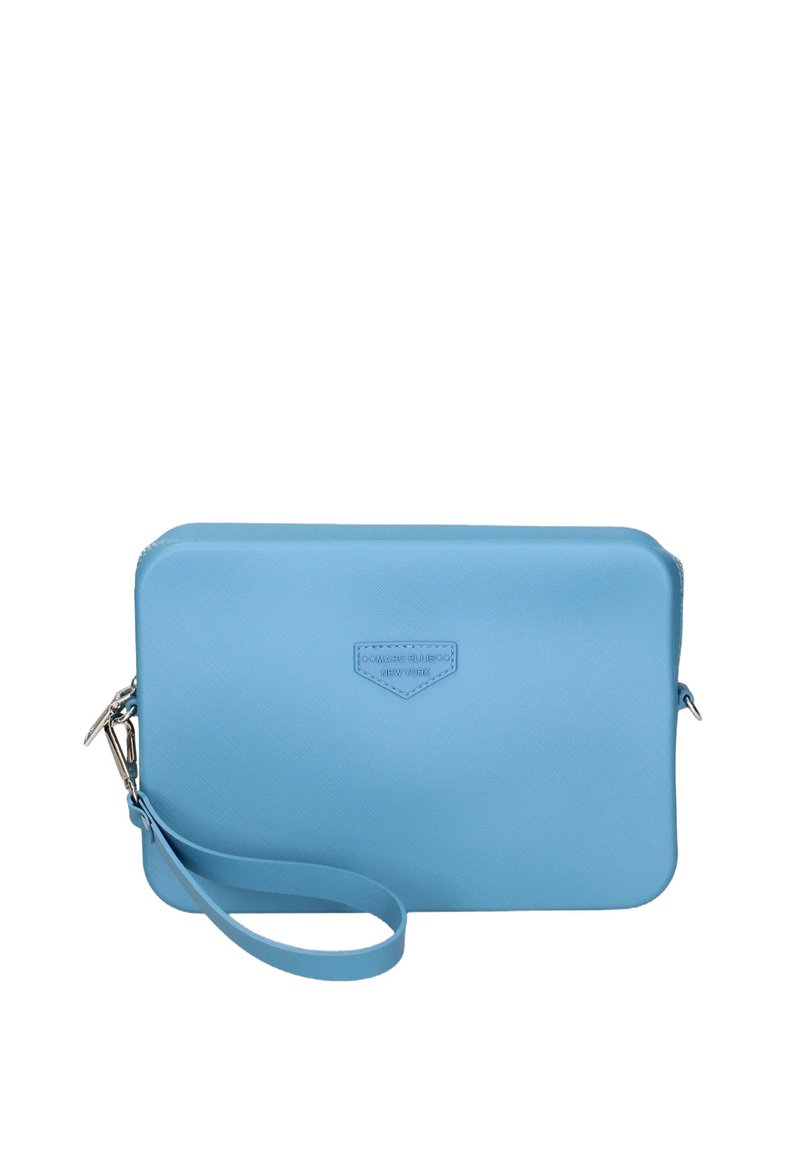 Una borsa a tracolla rettangolare di colore azzurro chiaro con un manico per il polso e una superficie texture, con una piccola placca logo sul davanti.