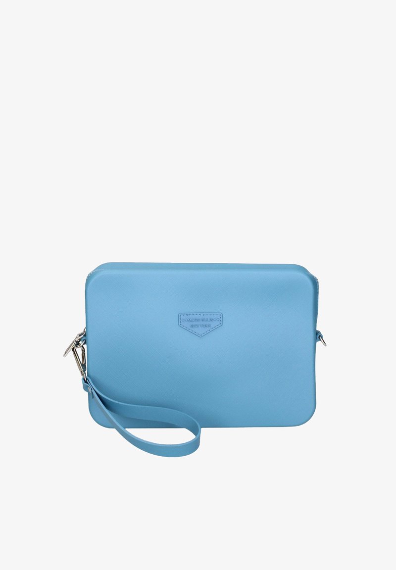 Una borsa a tracolla rettangolare di colore azzurro chiaro con un manico per il polso e una superficie texture, con una piccola placca logo sul davanti.