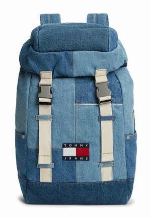 Rucksack aus Patchwork-Denim mit beigen Trägern und Metallverschluss, vorne mit dem Tommy Jeans Logo in Rot, Weiß und Blau.