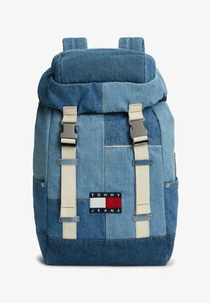 Rugzak gemaakt van patchwork denim met beige riemen en metalen gespen, met het Tommy Jeans-logo in rood, wit en blauw aan de voorkant.