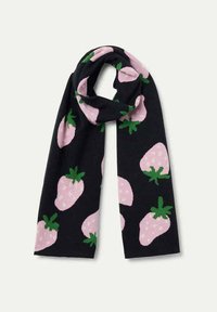 Bufanda negra con un patrón de fresas en rosa con hojas verdes; textura suave, forma rectangular y grosor medio.