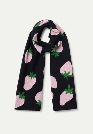 Bufanda negra con un patrón de fresas en rosa con hojas verdes; textura suave, forma rectangular y grosor medio.