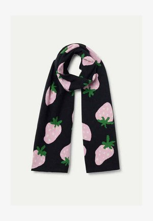 Bufanda negra con un patrón de fresas en rosa con hojas verdes; textura suave, forma rectangular y grosor medio.