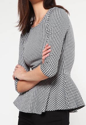 Černo-bílý peplum top s vzorem psa zub, tříčtvrtečními rukávy a přiléhavým živůtkem s rozšířeným lemem.