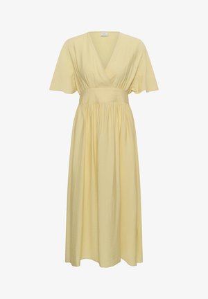 Hellgelbes Midikleid mit V-Ausschnitt, geraffter Taille und kurzen, flatternden Ärmeln aus einem weichen, fließenden Stoff.
