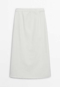 Jupe droite blanche longueur genou avec une taille ceinturée et un détail plissé subtil sur un côté, présentée sur un fond uni.