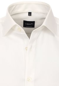 Witte modern fit button-up shirt gemaakt van gladde stof. Beschikt over een klassieke kraag en twee knoppen aan de voorkant, met een label aan de binnenkant.