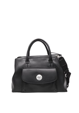 Sac à main en cuir noir texturé avec deux poignées, poche avant à rabat avec fermoir rond en argent, et bandoulière amovible.