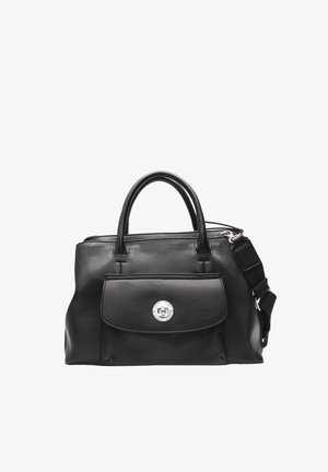 Sac à main en cuir noir texturé avec deux poignées, poche avant à rabat avec fermoir rond en argent, et bandoulière amovible.