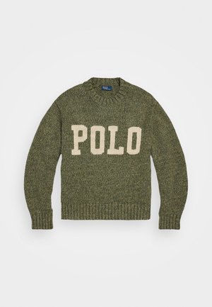 Pull vert en maille avec poignets et ourlet côtelés, avec un grand texte beige "POLO" sur le devant.