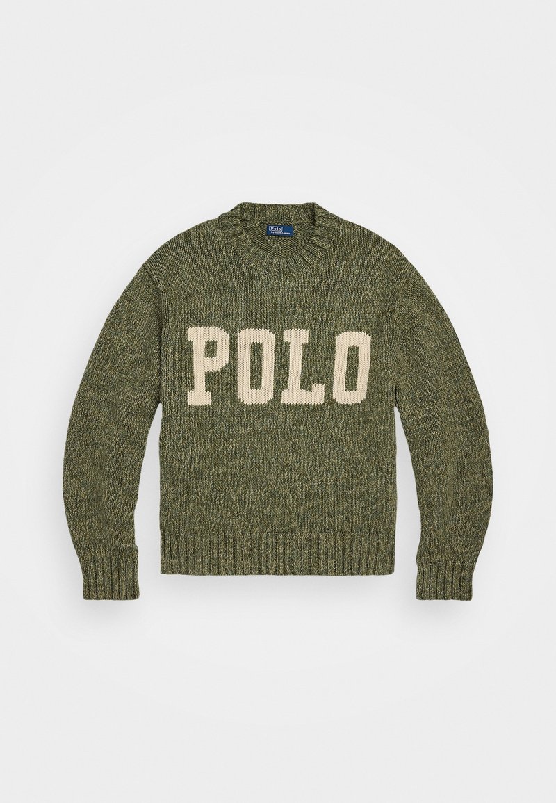 Pull vert en maille avec poignets et ourlet côtelés, avec un grand texte beige "POLO" sur le devant.