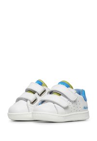 Sneakers bianchi con accenti blu e verdi, realizzati in materiale sintetico liscio. Dotati di due cinturini regolabili in velcro e lati perforati.