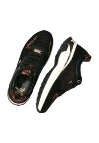 Schwarze Sportschuhe mit strukturiertem Obermaterial, orangefarbigen Akzenten, goldenen Hardware-Elementen und einer auffälligen weißen Sohle.