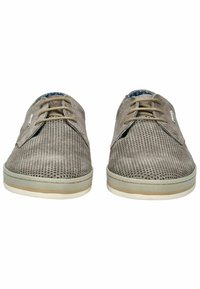 Grijze geperforeerde sneakers met platte veters, met een zachte textuur en contrasterende blauwe voering. Lichte zool met een subtiele bruine accent.
