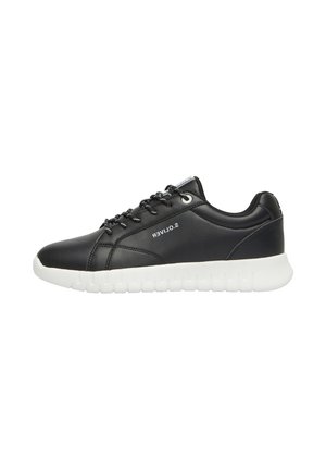 Zwarte leren sneaker met dikke witte zool, zwart-witte veters en klein wit "S.OLIVER" logo aan de buitenkant.