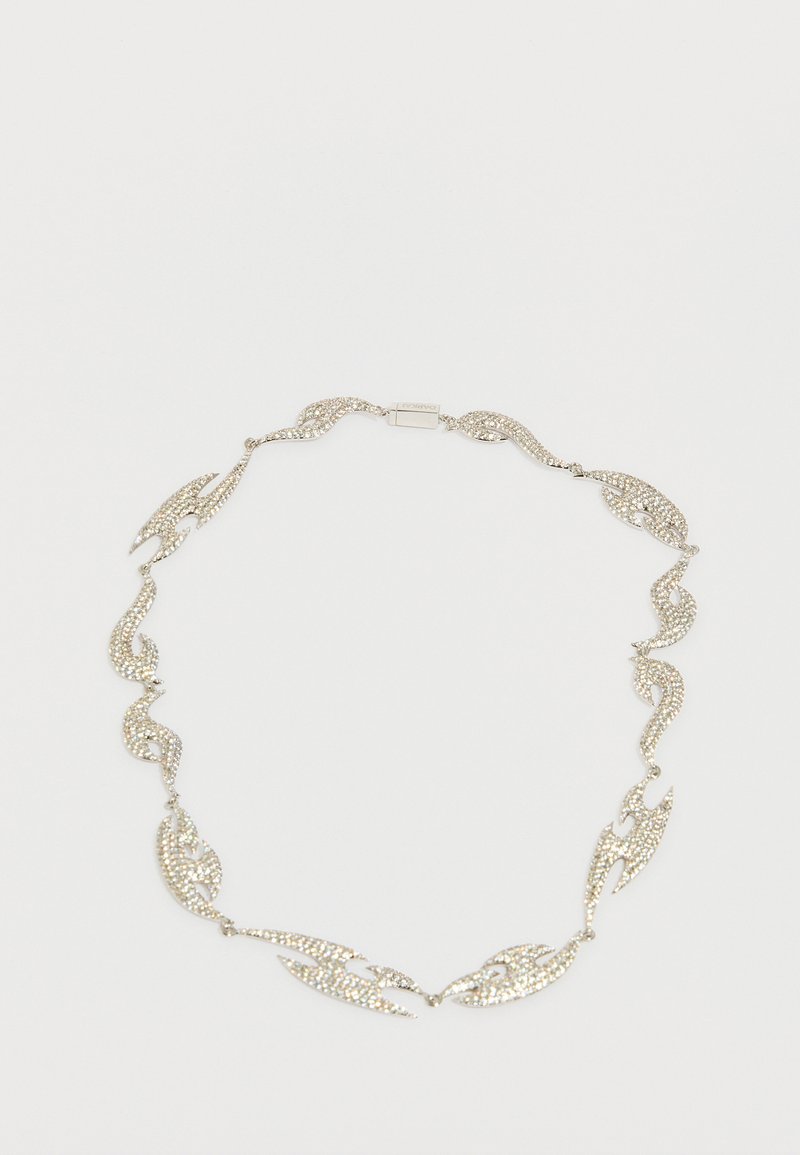 Srebrna ogrlica z podolgovatimi, valovitimi členki. Poudarja teksturirane detajle in zaponko. Lahka zasnova z brušenim zaključkom.