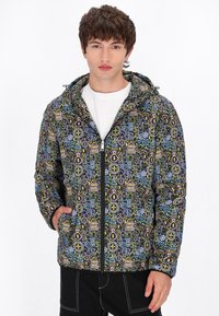 Giacca a zip multicolore con base nera, caratterizzata da un vivace motivo geometrico, cappuccio e due tasche laterali. Morbido al tatto.