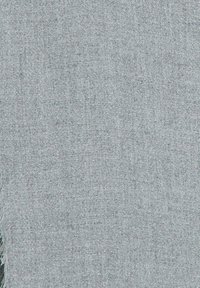 Tejido de color gris claro, tejido con una textura suave y un brillo sutil, con bordes deshilachados.