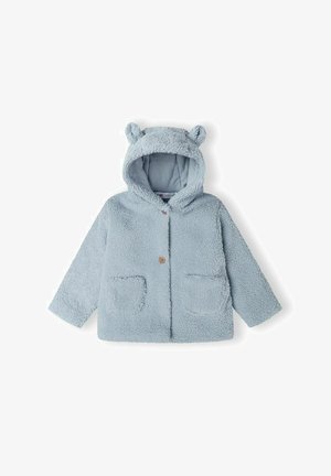 Világoskék polárdzseki kapucnival, medve fülekkel, gombos záródással és két elülső zsebbel. Puha tapintás és kényelmes dizájn.