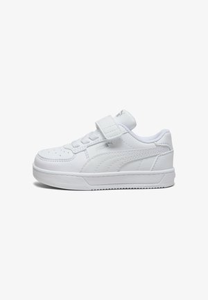 Zapatillas blancas con parte superior de textil y cuero sintético, suela plana, puntera perforada, cordones delanteros y detalle de cinta de velcro.